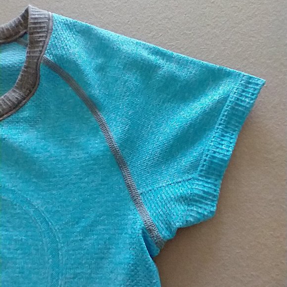 Women's Size 4 Lululemon Athletica: running and training short sleeve shirt - Picture 8 of 10